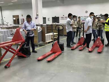 電動高升程搬運車交付使用，感謝廠家羅總親自跟客戶講解操作方法！